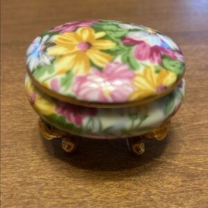 Vintage Japan Miniature Tiny Footed Porcelain Floral Trinket Box. 2x1 3/4